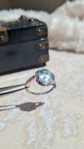 Bague avec une topaze bleu, diamants et améthystes en argent taille 53