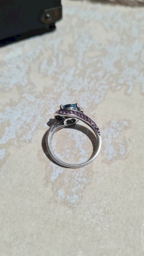 Bague avec une topaze bleu, diamants et améthystes en argent taille 53