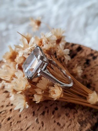 Bague en argent ancienne avec un saphir blanc - poinçon crabe