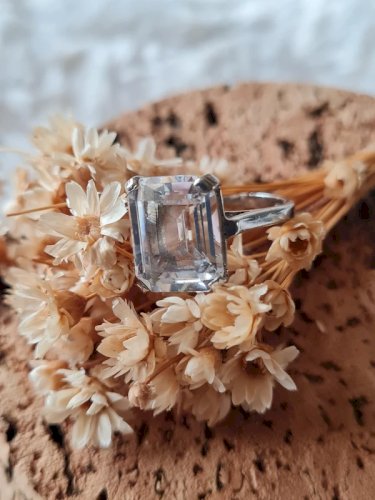 Bague en argent ancienne avec un saphir blanc - poinçon crabe