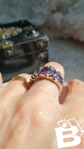 Bague en argent avec strass et pierres
