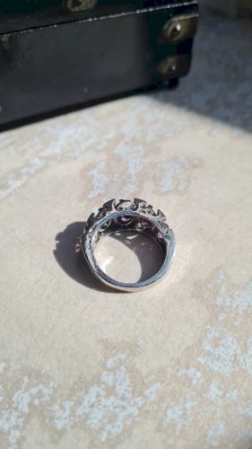 Bague en argent avec strass et pierres