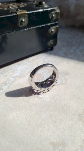 Bague en argent avec strass et pierres