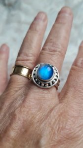 Silver ring with a Kyantie stone.