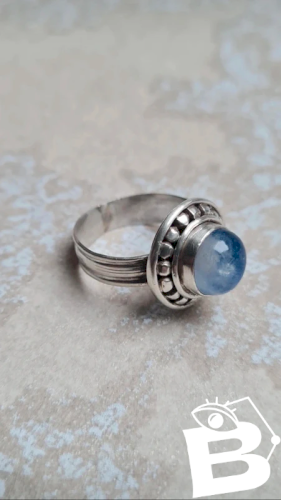 Bague en argent avec une pierre Kyantie