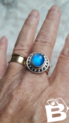 Bague en argent  avec une pierre Kyantie