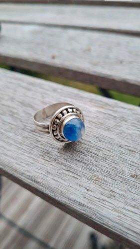 Bague en argent avec une pierre Kyantie