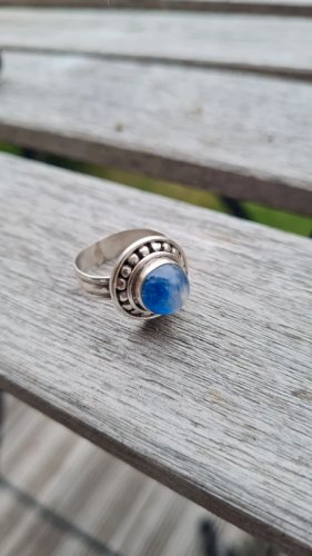 Bague en argent  avec une pierre Kyantie