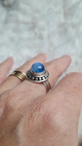 Bague en argent  avec une pierre Kyantie