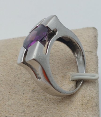 Bague en argent massif, pierre mauve