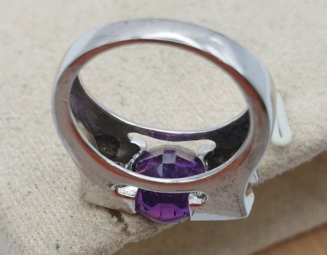 Bague en argent massif, pierre mauve