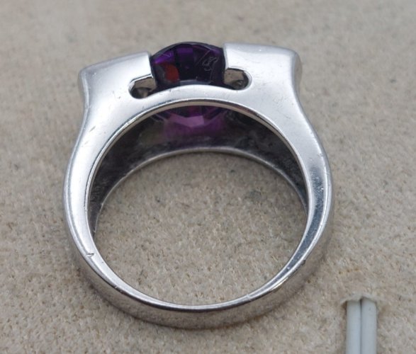 Bague en argent massif, pierre mauve