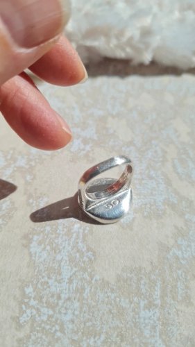 Bague en argent signée? TAILLE 50