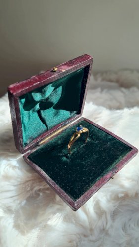 Bague en or et saphir bleu