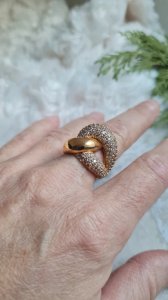 Gold-plated ring with zirconium