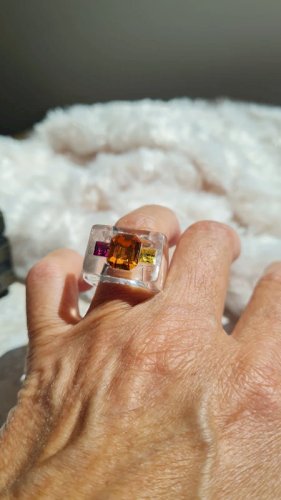 Bague en plexi et strass chic