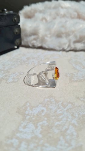 Bague en plexi et strass chic
