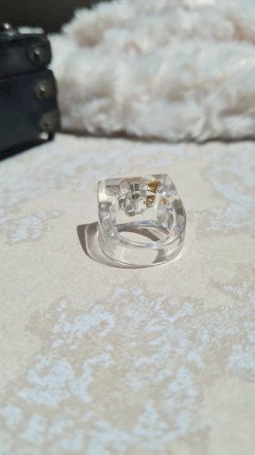 Bague en plexi et strass chic