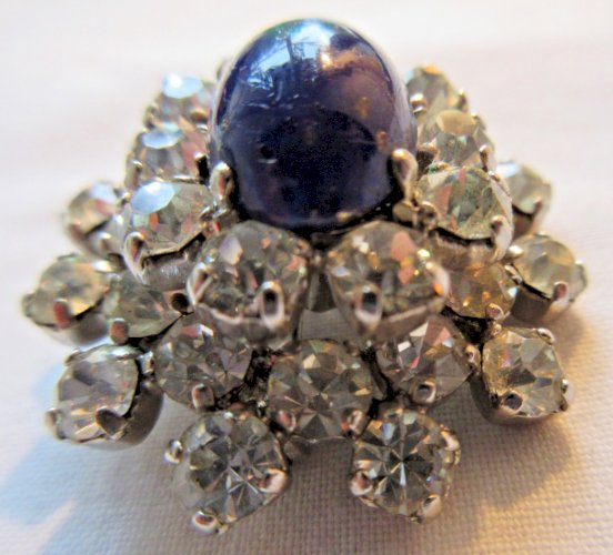 Bague femme, pierre bleue en dôme entourée de strass façon diamants