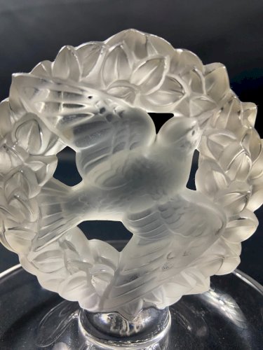 Baguier à la mésange et à la couronne de lauriers en cristal signé LALIQUE