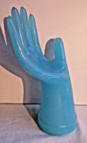 Baguier Art Déco, main en opaline bleue reposant sur le poignet