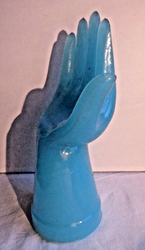 Baguier Art Déco, main en opaline bleue reposant sur le poignet