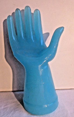 Baguier Art Déco, main en opaline bleue reposant sur le poignet
