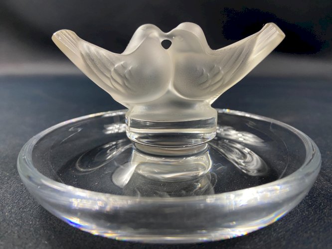 Baguier au couple de colombes en cristal signé LALIQUE