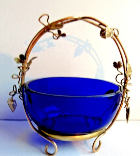 "Baguier Napoléon III, Panier vide-poche en verre bleu cobalt, armature laiton