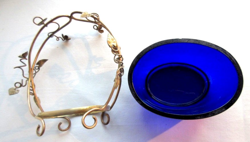 "Baguier Napoléon III, Panier vide-poche en verre bleu cobalt, armature laiton