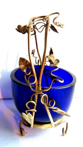 "Baguier Napoléon III, Panier vide-poche en verre bleu cobalt, armature laiton