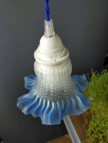 Baladeuse Tulipe en verre dépoli, liseré bleu azur – Vintage 1950