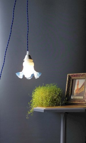 Baladeuse Tulipe en verre dépoli, liseré bleu azur – Vintage 1950