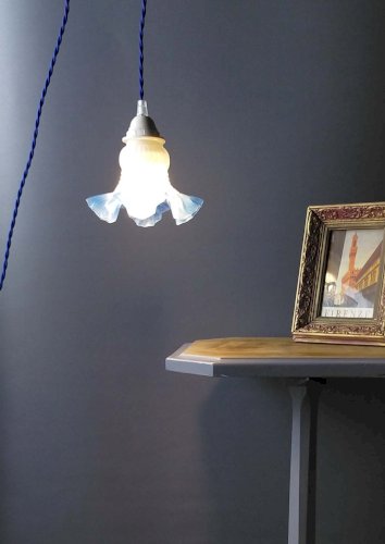 Baladeuse Tulipe en verre dépoli, liseré bleu azur – Vintage 1950