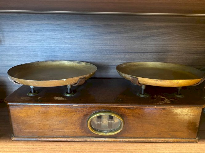 Balance de commerce ancienne en bois et cuivre – fin XIXᵉ siècle