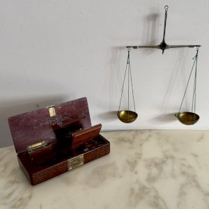 Balance de précision trébuchet en acajou XIXe par L. Exupère Paris M3768