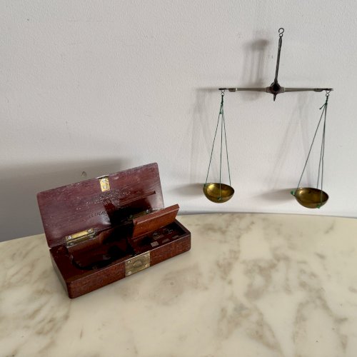 Balance de précision trébuchet en acajou XIXe par L. Exupère Paris M3768