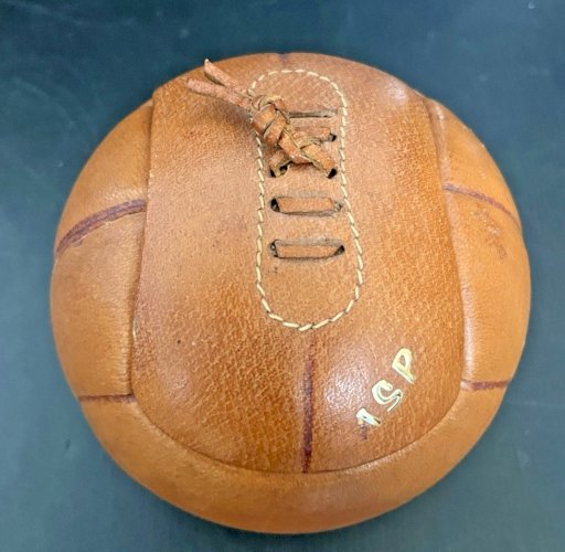 ballon football boite  céramique recouverte de cuir vintage  foot sport