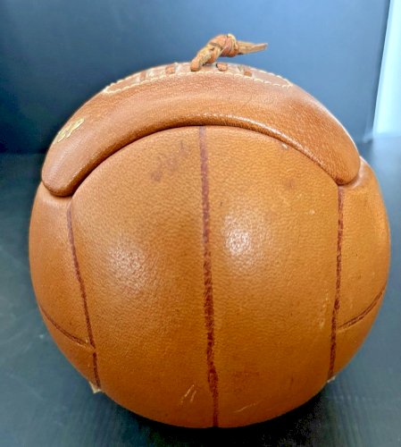 ballon football boite  céramique recouverte de cuir vintage  foot sport