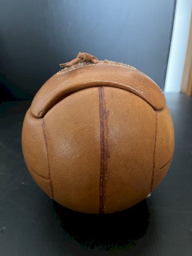ballon football boite  céramique recouverte de cuir vintage  foot sport