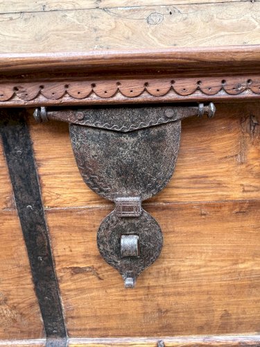 banc - coffre en teck birman avec  ferrures dorigine