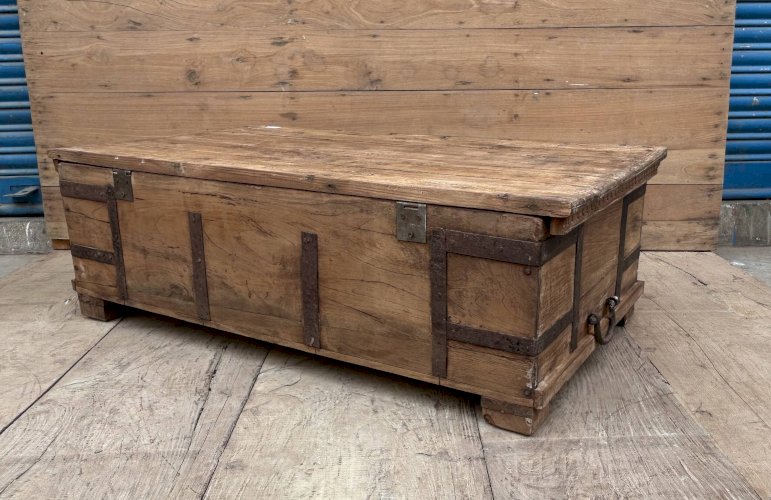 banc - coffre en teck birman avec  ferrures dorigine