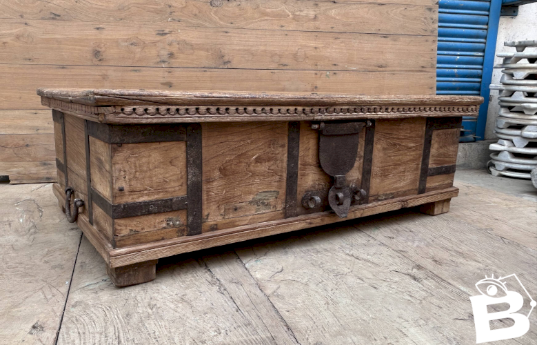 banc - coffre en teck birman avec  ferrures dorigine