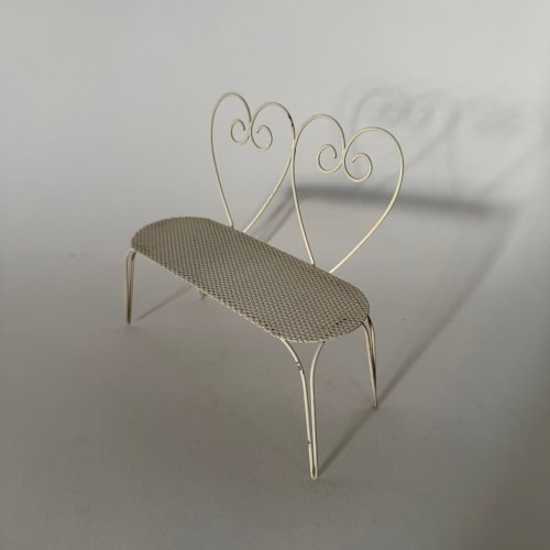 Banc miniature Poupées Peynet en fer forgé perforé 1960 L9324