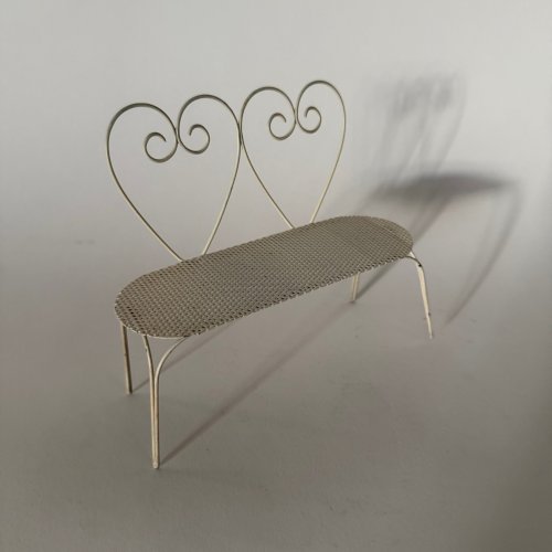 Banc miniature Poupées Peynet en fer forgé perforé 1960 L9324