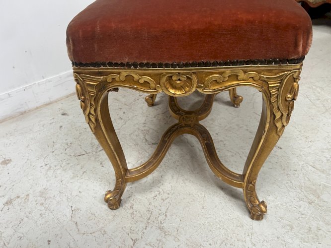 Banquette de style Louis XV en bois doré et velours rouge XX siècle
