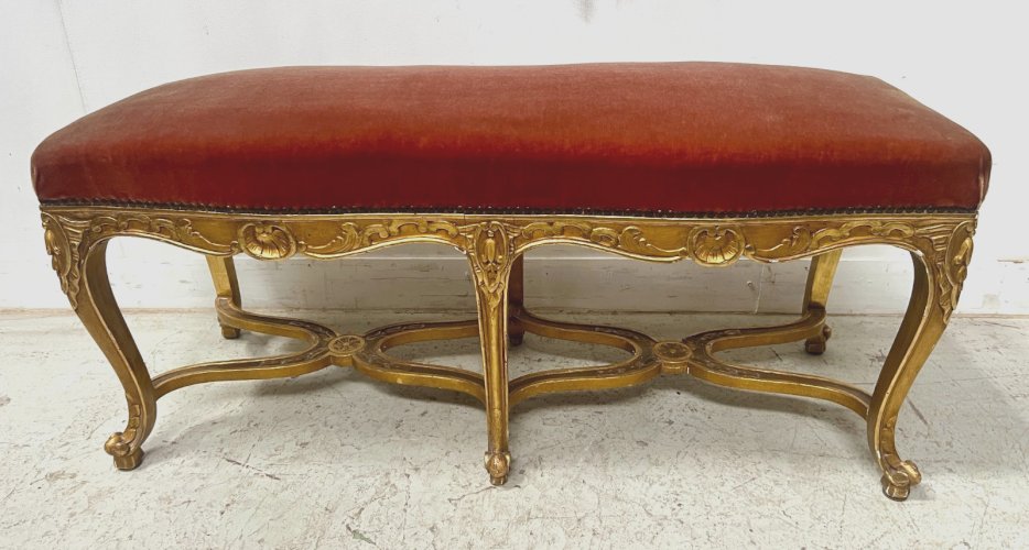 Banquette de style Louis XV en bois doré et velours rouge XX siècle