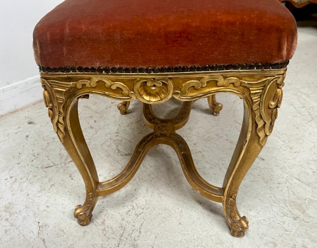 Banquette de style Louis XV en bois doré et velours rouge XX siècle