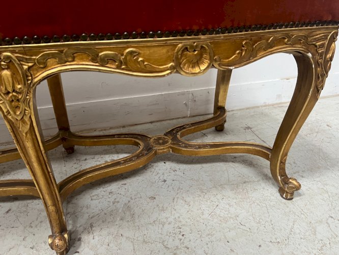 Banquette de style Louis XV en bois doré et velours rouge XX siècle