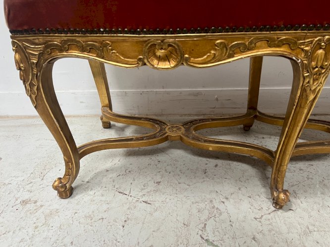 Banquette de style Louis XV en bois doré et velours rouge XX siècle